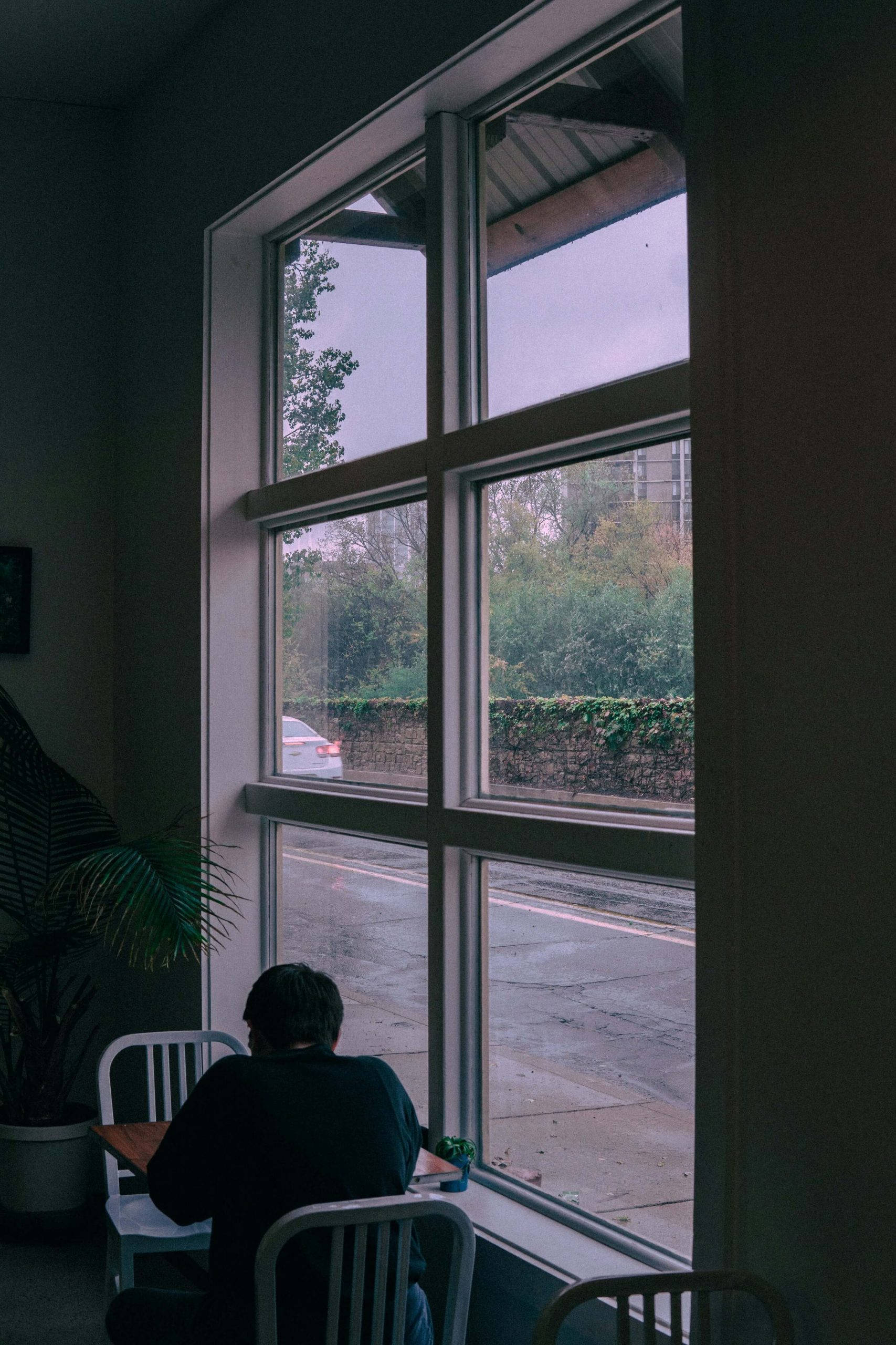 signs you're dating an avoidant — couple with emotional distance between them