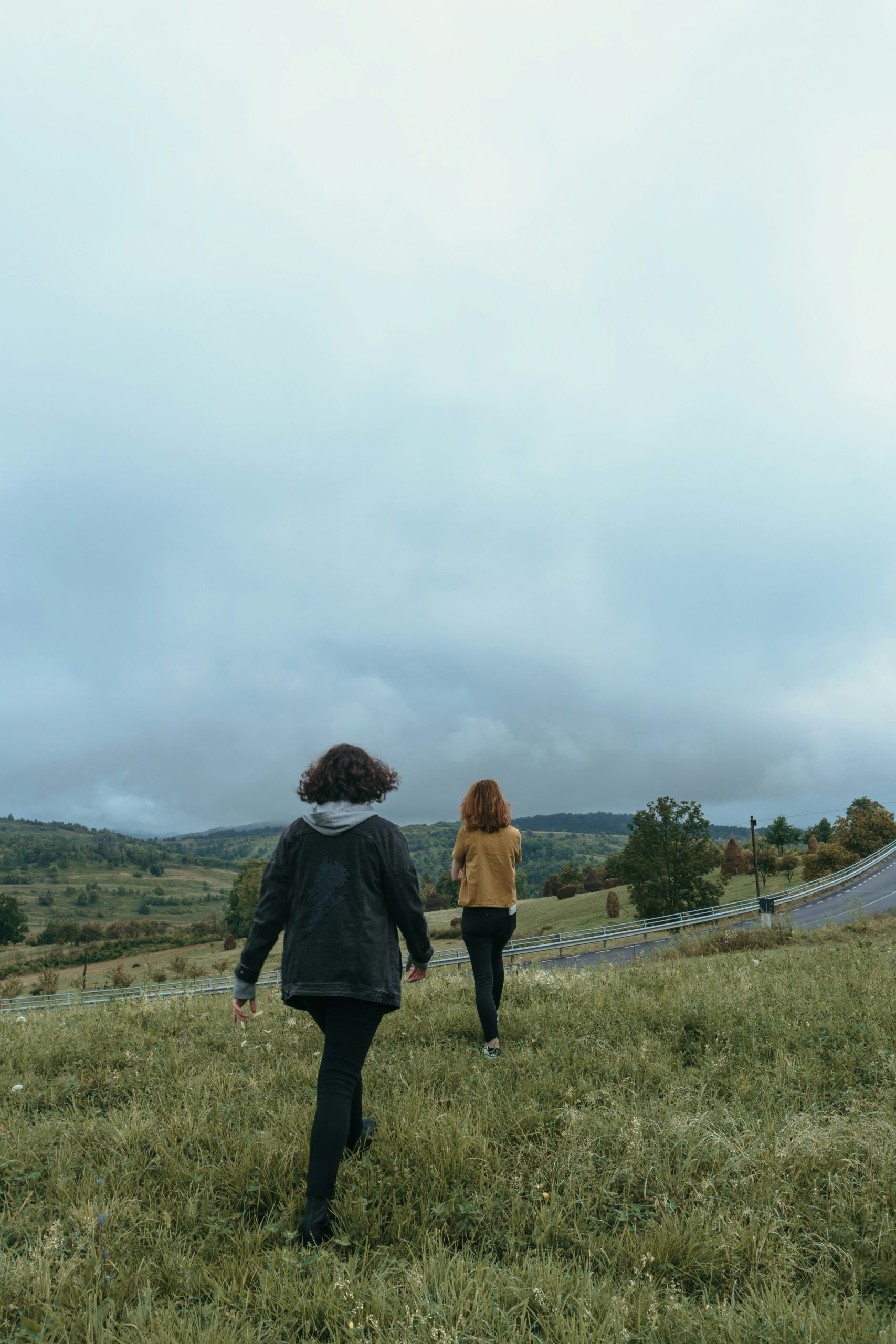two women walking apart outdoors representing the uncertainty of dating with anxious attachment